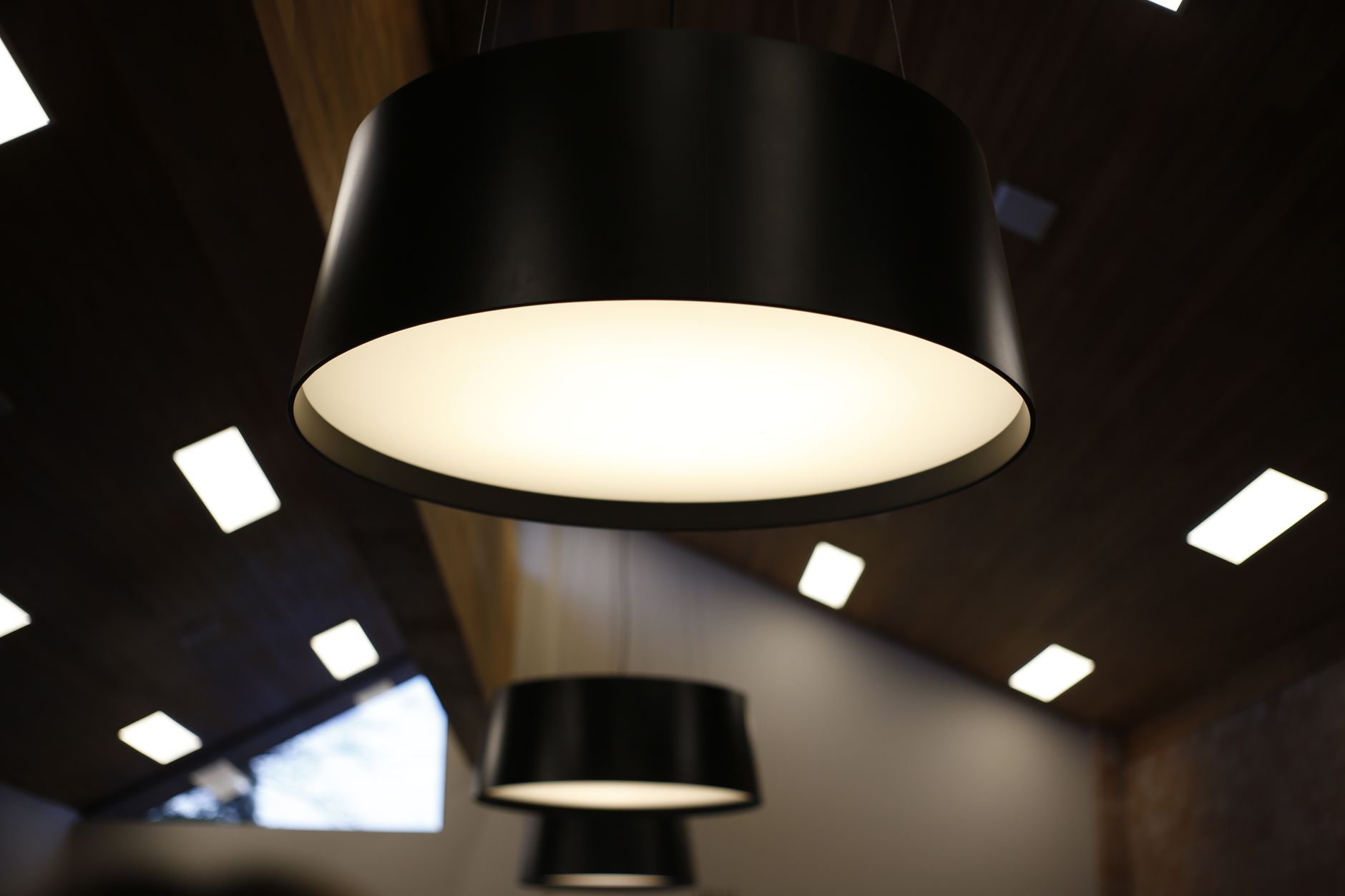 Modern mennyezeti LED-lámpák egy belső térben