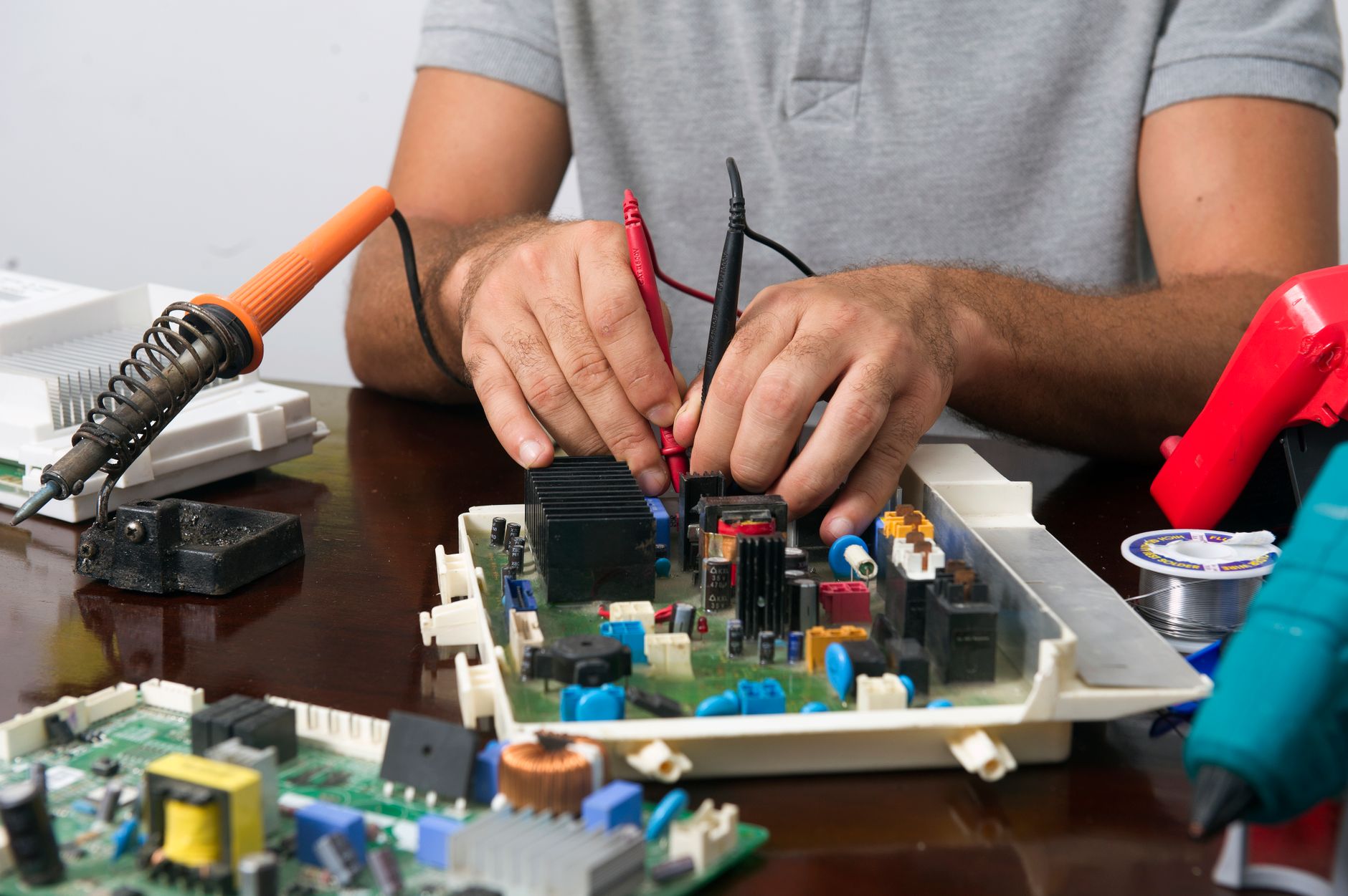 Elektromos szerelési munka szerszámokkal egy munkaasztalon