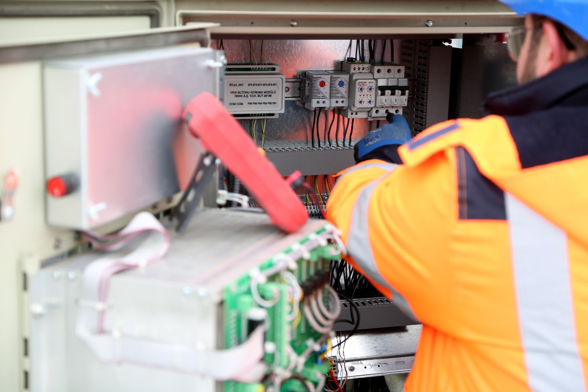 Szakember elektromos kapcsolótáblát vizsgál át